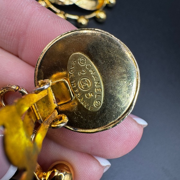 LOT 1466 24K gold plated CHANEL vintage runway earrings - Picture 12 of 17